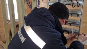 ЛайфХак для электриков  крепим кабель в щите.