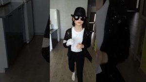 Как делать лунную походку Майкла Джексона?