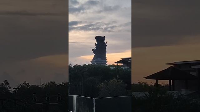 estátua hindu gigante, Bali Indonesia / Giant hindu statue Vishnu Garuda Wisnu Kencana Park