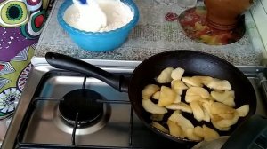 Шарлотка с жареными яблоками.
