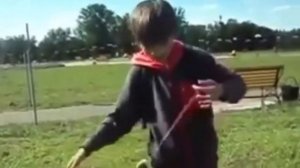 ещё этот велосипедист медленно проезжает