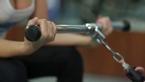 bodymaster : Сгибание запястий на нижнем блоке сидя на скамье (женская версия)