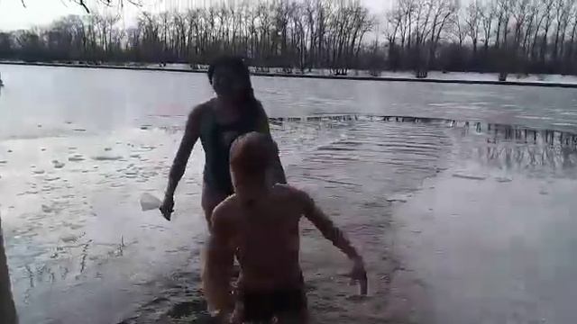 детские заплывы в проруби смотреть онлайн