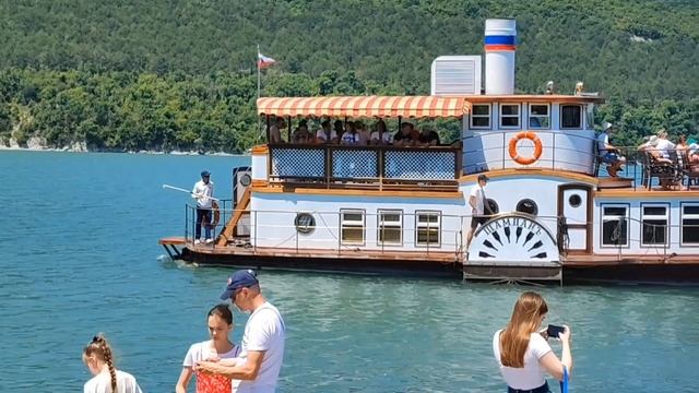 На ретро - пароходе Шампань угощают шампанским и показывают достопримечательности озера Абрау.