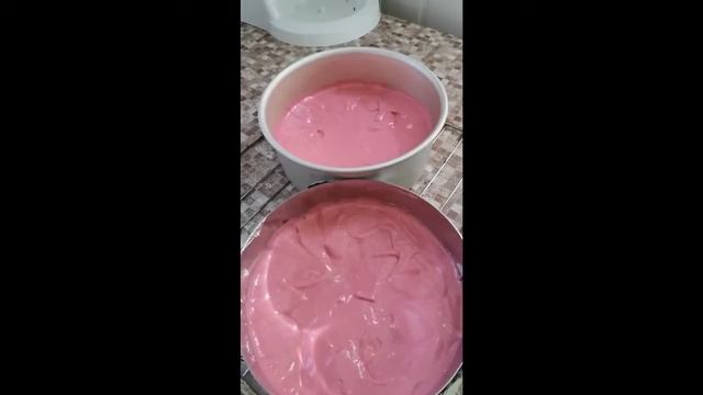 Рецепт торта розовый / красный бархат по шагам, крем Чиз и сюрприз из М&М денс