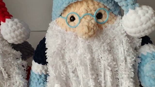 Гномик крючком из плюшевой пряжи.