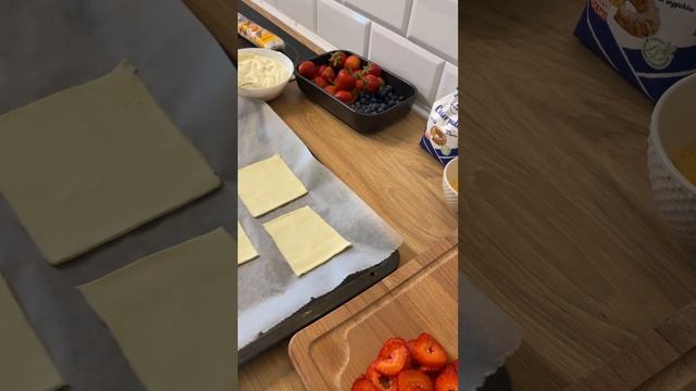 Слоеные пирожные с клубникой и голубикой: вкусный и легкий десерт!