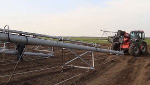 Сборка аналогичной дождевальной оросительной установки на поле.