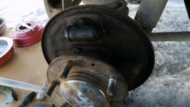 Бьёт в педаль тормоза. Замена тормозных барабанов Шевроле нива. смотреть онлайн