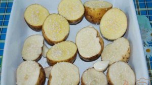 Картофель, запеченный с чесноком и кунжутом, со сметанным соусом