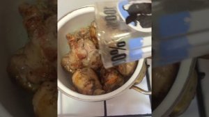 Индюшка на сковороде с луком и морковью