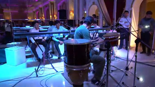 Remix на одной из свадьбы  Мужик взорвал зал своим талантом  Музыка автохит