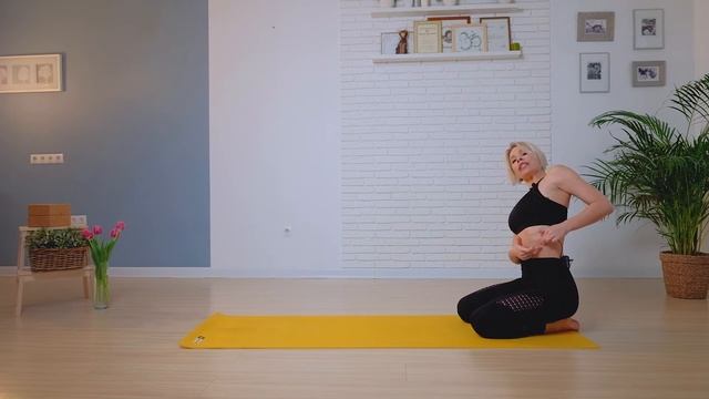 Бхуджангасана - поза кобры. Разбор асан йоги для начинающих.