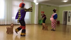 День смеха в детском саду Клоуны веселят детей
