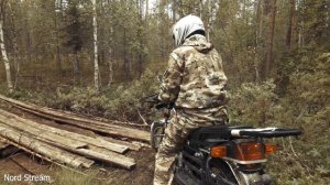 Прохват на мотоцикле Десна кантри 200 по лесу.