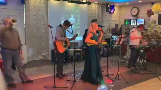 Гости поют сами смотреть онлайн