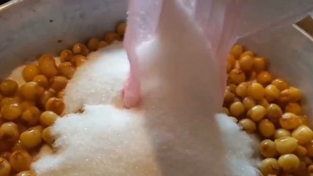 Варенье из белой вишни с орехами