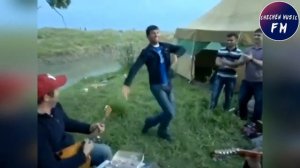 ДРУЗЬЯ НА ПРИРОДЕ НУКА УСПАНОВ ПОЕТ НА ГИТАРЕ 2012г