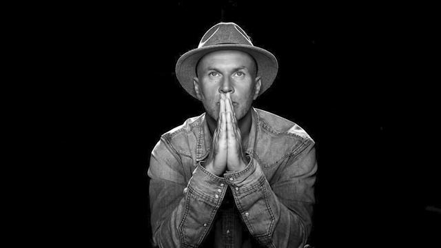 Кой е фотографът, който снима в Дубай, Монте Карло и Ню Йорк смотреть онлайн