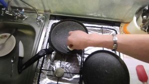 Жарим блины на двух сковородках.