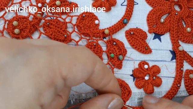 Процесс вязания нерегулярной сеточки в ирландском кружеве крючком. Irish lace.