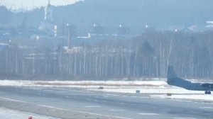Транспортный турбовинтовой самолет Ан-26 взлет и посадка
