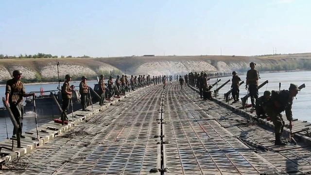 Понтонный мост навели инженеры ЮВО, соединили два берега Дона для переправы военной техники