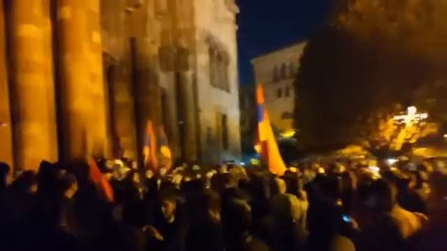 Атмосфера у здания правительства в Ереване #твойпроектор #армения #пашиньян