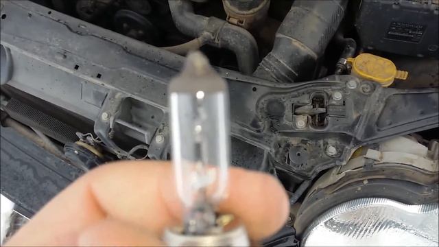 Mercedes W203-də faranın yaxın işığının lampasının dəyişdirilməsi/Замена лампы ближнего света