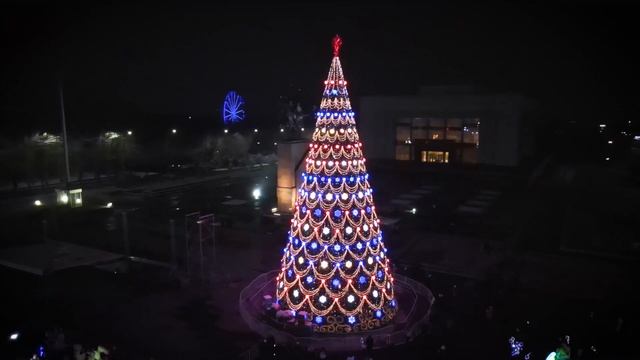 Украшение площади Ала-Тоо к Новому Году 2022