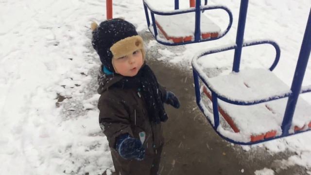 Макс открывает зимний сезон | Играемся в снегу, испытываем санки смотреть онлайн