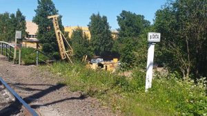 Река Охта грязный гнилой мост над грязной рекой Охта.