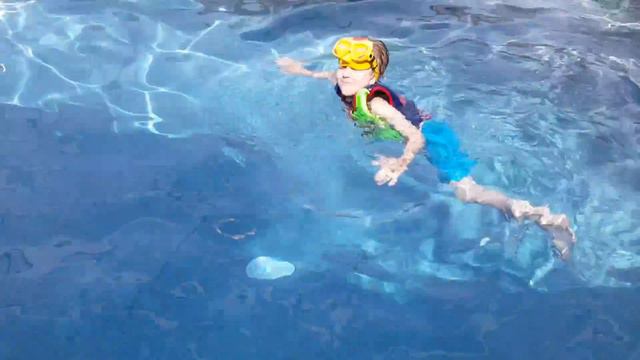 Мишка учиться плавать. смотреть онлайн