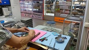 Как почистить ноутбук и заменить батарейку биоса, если он просверлен в двух местах.