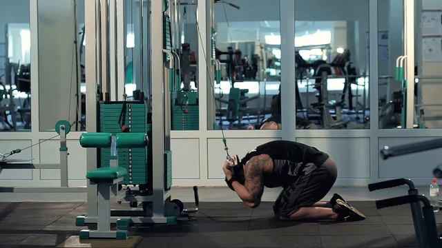 10 8 Скручивания с верхним блоком «Молитва» смотреть онлайн