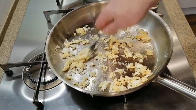 Пирожки на кефире жареные на сковороде. Тесто для пирожков без дрожжей на кефире. Пирожки с мясом.