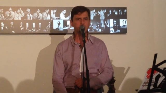 Актер театра на Таганке читает стихи и исполняет песни Высоцкого