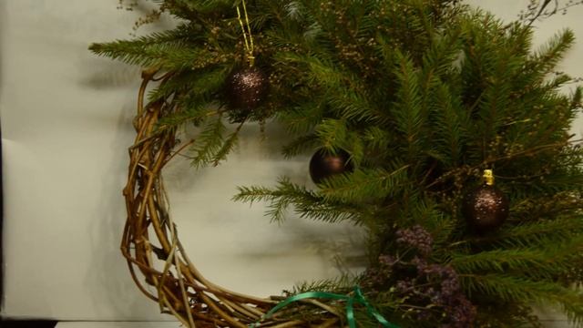 Венок новогодний своими руками. Мастер класс по изготовлению новогоднего венка. смотреть онлайн