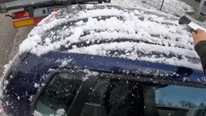 Тяжелый снежный день водителя грузовика и деловая жизнь