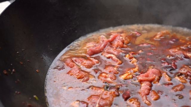 買2個大種豬，老弟做個韭黃牛肉來慶祝，韭香味濃，哥倆吃爽了！ 【鐵鍋視頻】
