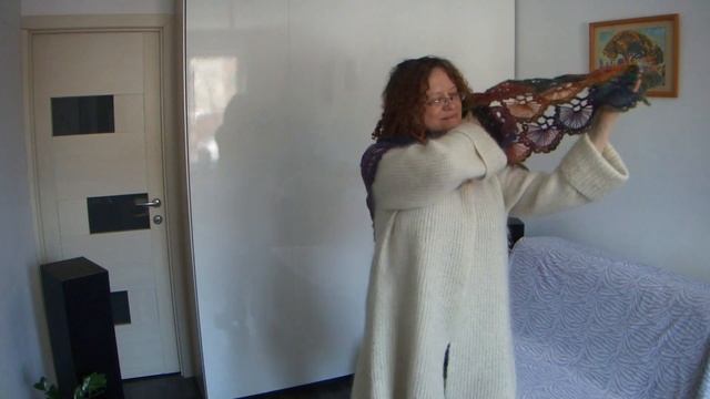 Шаль крючком с помощью пластиковой карты смотреть онлайн