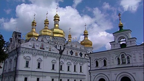 Тысячи православных верующих находятся у стен Киево-Печерской лавры