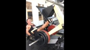 ЖИМ НОГАМИ ЛЁЖА 240 кг 10 раз