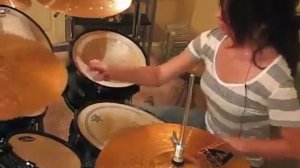 Девушка молодец, классно играет на барабанах:))