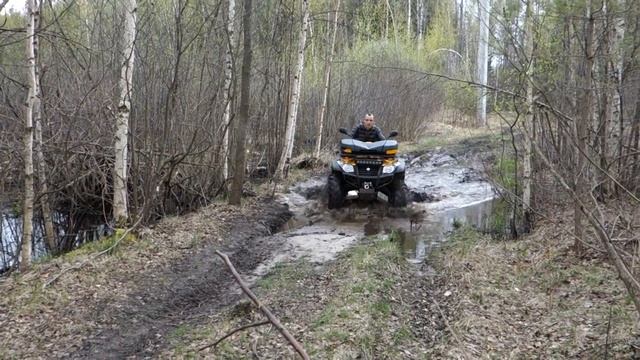 Квадроцикл CFmoto X6 4x4 по грязи в лесу смотреть онлайн