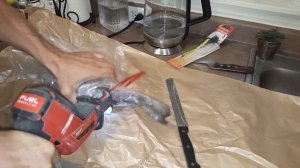 Frozen Fish use Sawzall saw. Разрезать замороженную рыбу