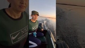 Супруга впервые за румпелемь!  мотор Sia Pro 9.8.  лодка Аква 2800.