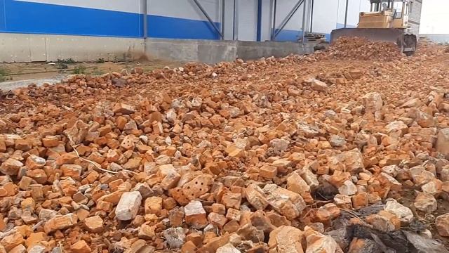 Дробление кирпичного боя трактором. смотреть онлайн