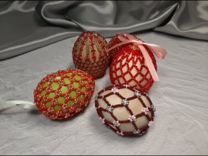 МК "Пасхальное яйцо". Простая сетка с цветочками из бисера