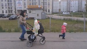 Неадекватный Латыш ругается матом и бросается калом в людей